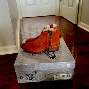 NIB- Freebird Onyx- Rust Suede size 7